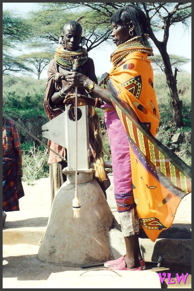 KENYA Turkana women at water source (2)